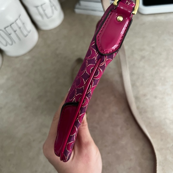 Coach Women's Poppy Signature Metallic East West Swingpack Crossbody Magenta - Picture 5 of 9